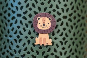 Drewniana broszka Cute Lion 