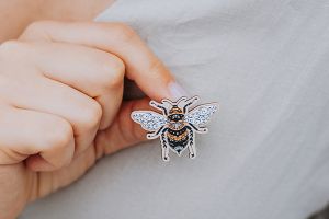 Drewniana broszka Pszczoła