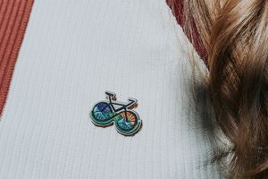 Drewniana broszka Bike Brooch